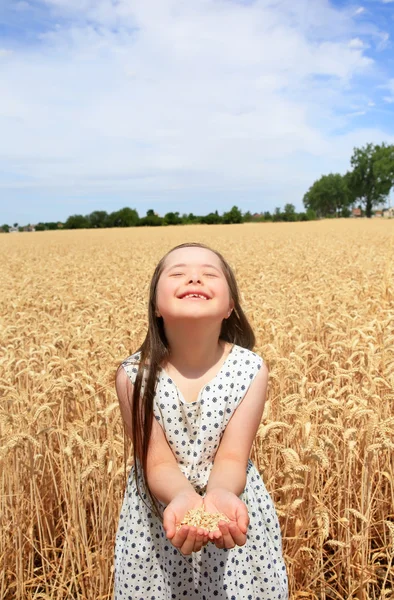 Smilende ung jente – stockfoto