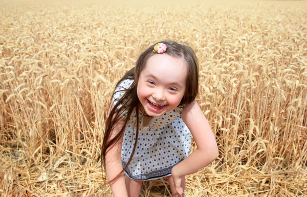 Young girl smiling — Stock Photo, Image