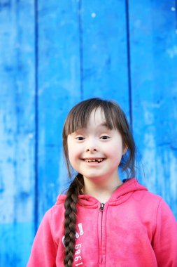 genç kız gülümseyerek