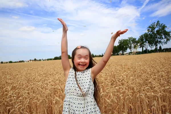 Jovencita sonriendo — Foto de Stock