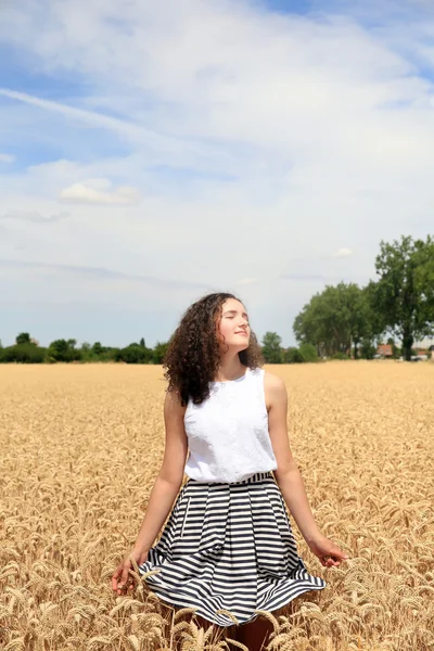 Jeune fille amusez-vous dans le champ de blé — Photo