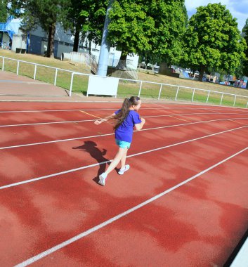 Küçük kız stadyumda iyi eğlenceler.