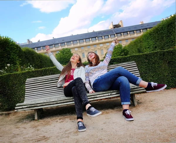 Happy beautiful student girls in Paris — Stock Photo, Image