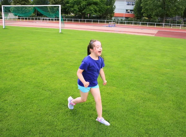 小さな女の子はスタジアムで楽しみを持っている — ストック写真