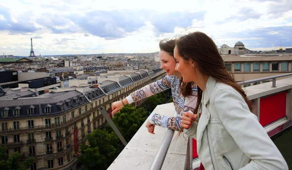 Happy beautiful girls in Paris — Stock Photo, Image