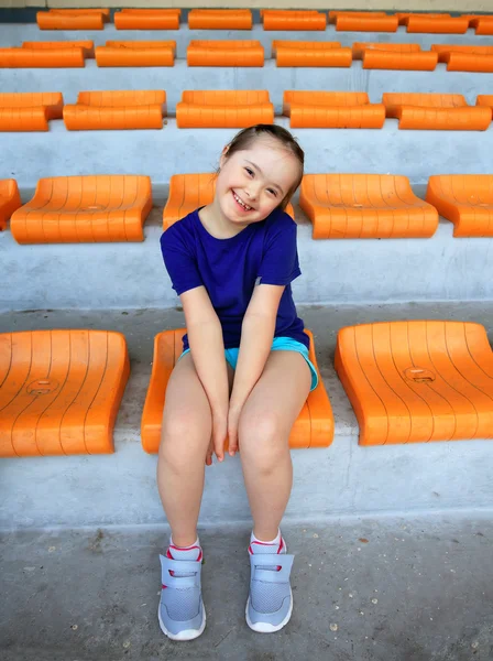 Маленька дівчинка розважається на стадіоні — стокове фото