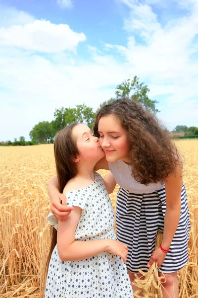 Glad familj ögonblicken - unga flickor att ha kul ln fältet vete — Stockfoto