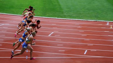 Stadyum üzerinde çalıştırmak sporcular
