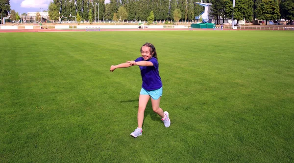 Meisje veel plezier in het stadion — Stockfoto