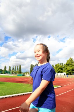genç kız gülümseyerek