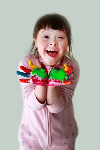 sevimli küçük kız boyalı ellerle.