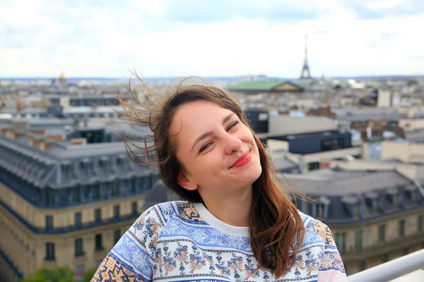 Ευτυχισμένος κορίτσι όμορφο στο Παρίσι — Φωτογραφία Αρχείου