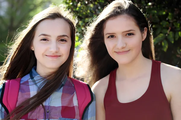 Portrait of beautiful girls in the city — Stock Photo, Image