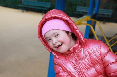 Çocuk parkında güzel bir kızın portresi