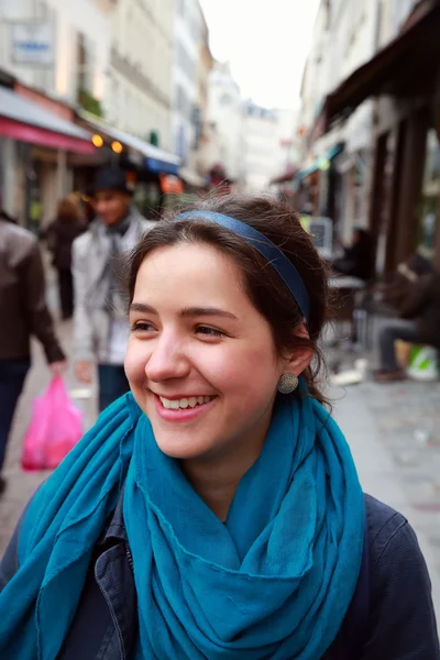 Close-up portrait of beautiful girl in the city — Stock Photo, Image