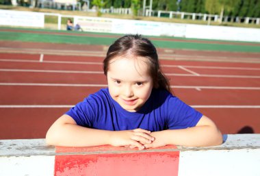 Küçük kız stadyumda iyi eğlenceler.