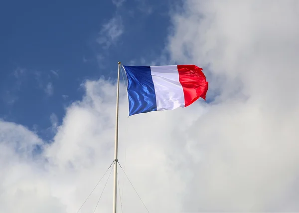 Vlag van Frankrijk, wuiven in de wind, in de hemel — Stockfoto