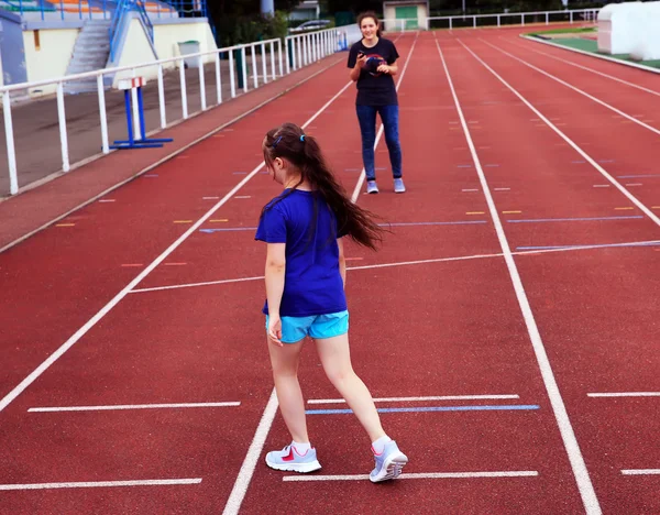 Holčička se baví na stadionu — Stock fotografie