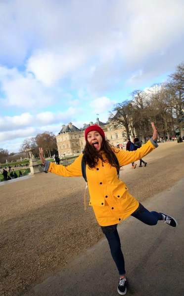 Güzel öğrenci kız Paris'te iyi eğlenceler — Stok fotoğraf