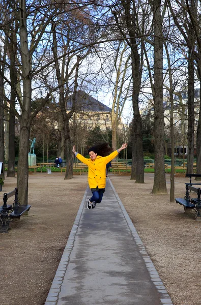 Mooie student meisje hebben plezier in de Parijs — Stockfoto