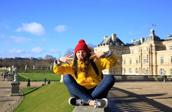 Güzel öğrenci kız Paris'te iyi eğlenceler — Stok fotoğraf