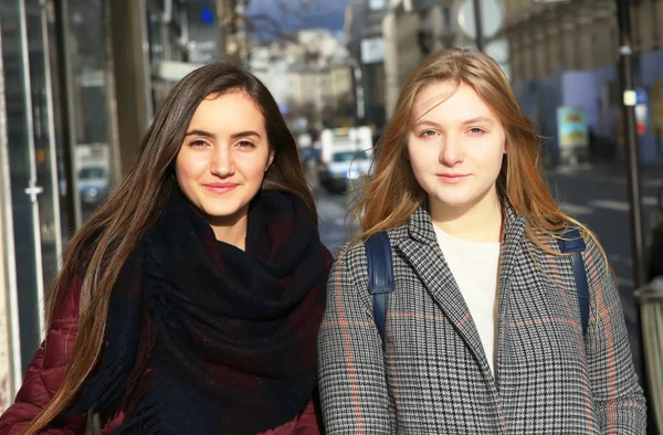 Beautiful girls in the Paris city — Stock Photo, Image