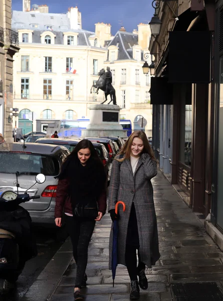 Hermosas chicas en la ciudad de París — Foto de Stock