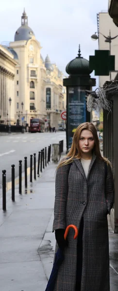 Όμορφο κορίτσι στην πόλη Παρίσι — Φωτογραφία Αρχείου