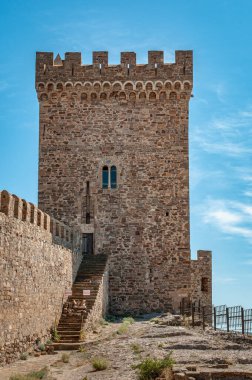 Ceneviz Kalesi 'nin ana konsolosluk kulesi, valinin ortaçağ konutu. 14. yüzyılda Fort Rock 'ta inşa edildi.