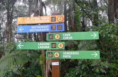 İşareti ormanda yürüyüş turizm