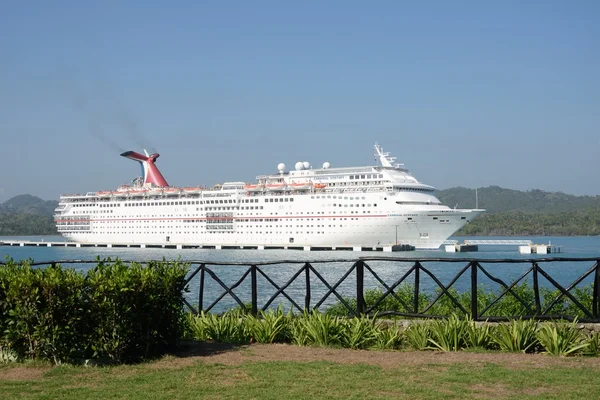 : Karnaval ecstasy Cruise Ship ön planda arazi ile limanda — Stok fotoğraf