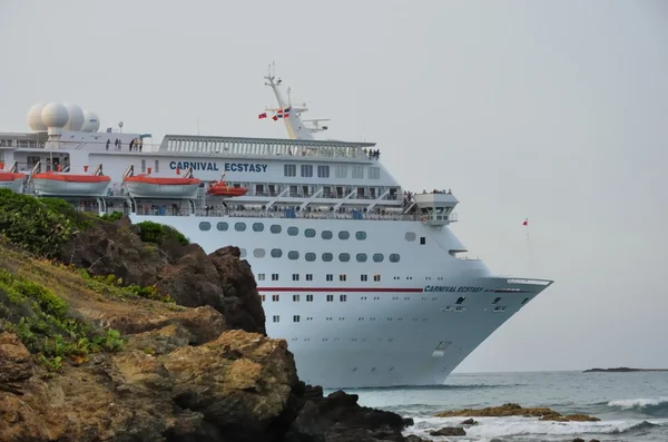 Carnaval Éxtasis Crucero saliendo del puerto —  Fotos de Stock