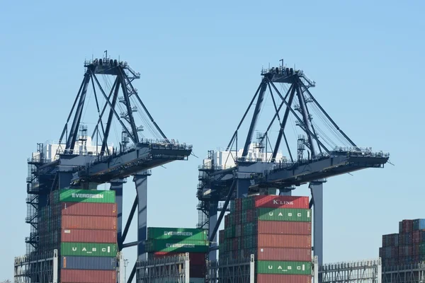 Paire de grues de chargement avec conteneurs — Photo