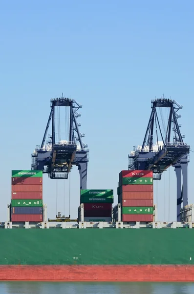 Dos grandes grúas de carga con contenedores en barco — Foto de Stock