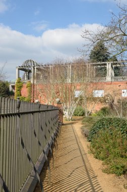 Demir parmaklıklar ile büyük İngilizce pagoda görünümünü