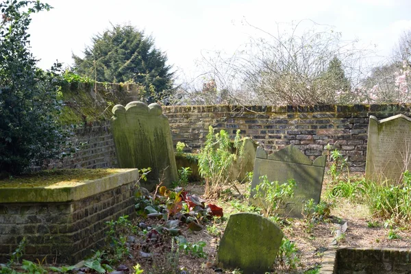 묘지의 구석에 오래 된 묘비 — 스톡 사진