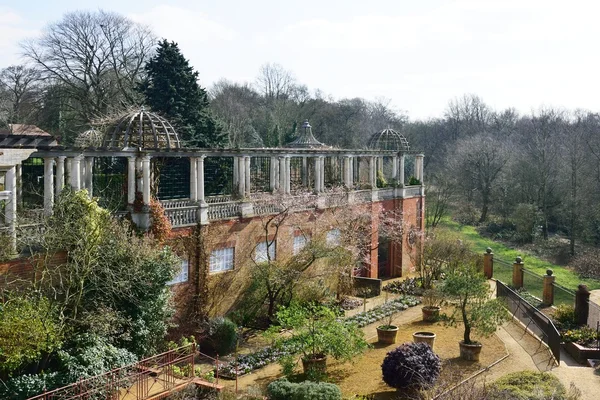 Pergola met grote Engelse tuin — Stockfoto