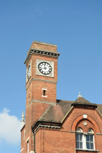 Torre victoriana de reloj de ladrillo rojo — Foto de Stock