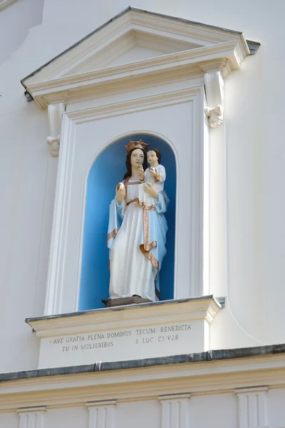 Szűz Mária-templom homlokzatán szobra — Stock Fotó