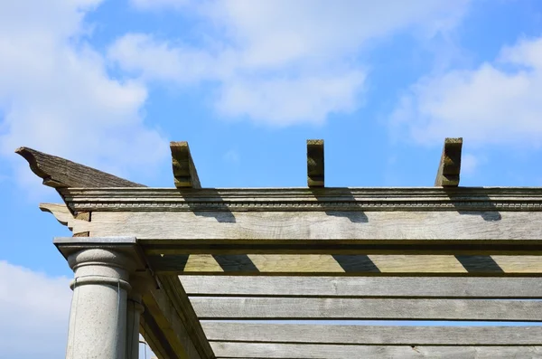 Bordo di pergola in legno con cielo sullo sfondo — Foto Stock