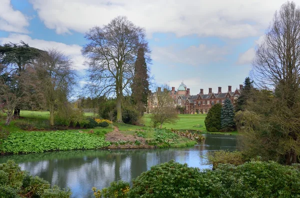 Groot landhuis op zoek over Lake — Stockfoto