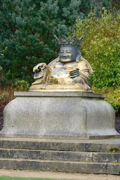 Statue af Buddha i parken - Stock-foto