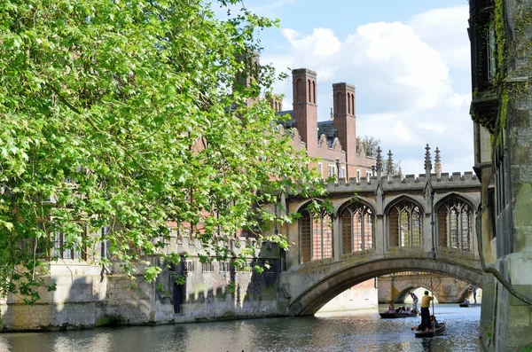 Bridge of Sighs over river Cam Cambridge England with punter — Stock Photo, Image