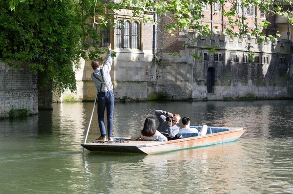 Punter barco guia de turistas em Cam Cambridge Inglaterra — Fotografia de Stock