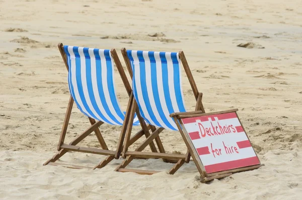 Leżaki na wynajem na plaży — Zdjęcie stockowe