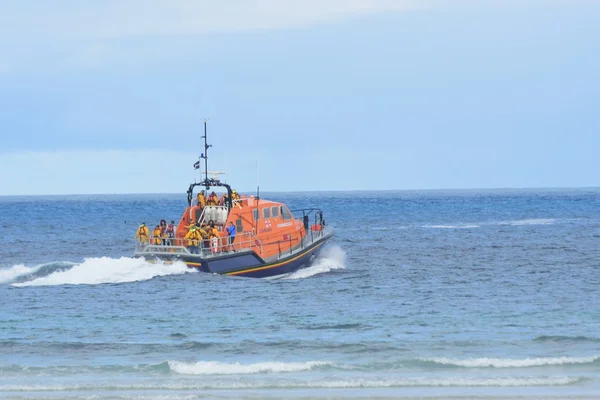 Barco salvavidas RNLI dirigiéndose al mar —  Fotos de Stock