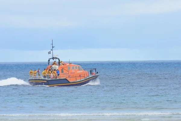 Barco salvavidas RNLI dirigiéndose al mar —  Fotos de Stock