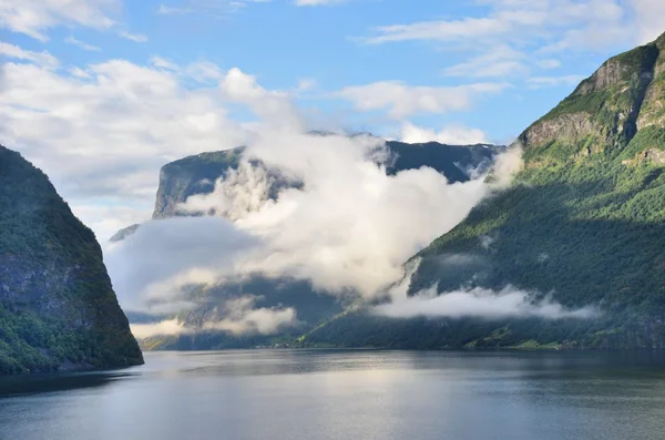 Sognefjorden, a fjordok, a felhős ég — Stock Fotó