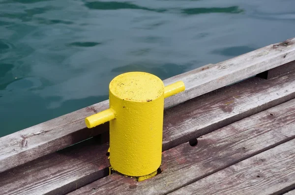 Yellow post for tying up boat — Stock Photo, Image