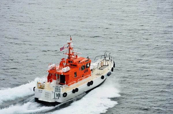 Norwegian Pilot boat leaving cruise ship after dropping off pilot — Stock Photo, Image